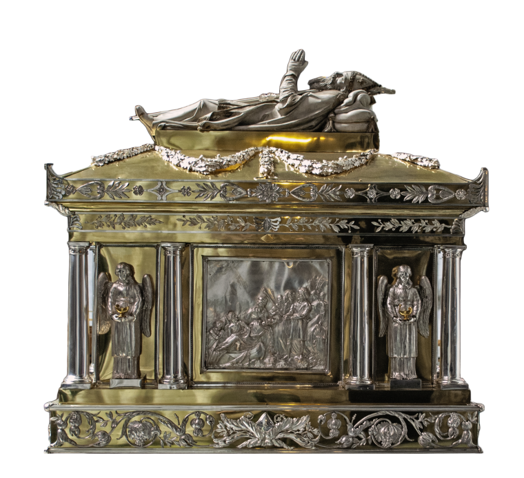 Foto van het reliekschrijn van Sint-Rumoldus: een rijkelijk versierde koffer gemaakt uit zilver en goud.