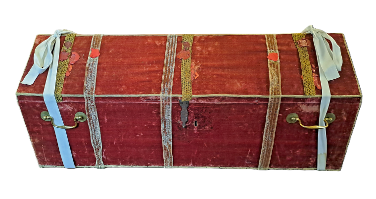 Houten kist met gouden handvaten en enkele linten. De drie linten in het midden (die het recentst) zijn, zijn verzegeld met een rode wassen zegel.
