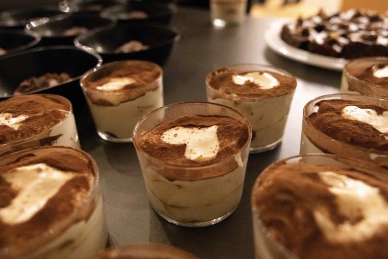 Potjes tiramisu met in de bovenste laag een zichtbaar hartje in het cacaopoeder