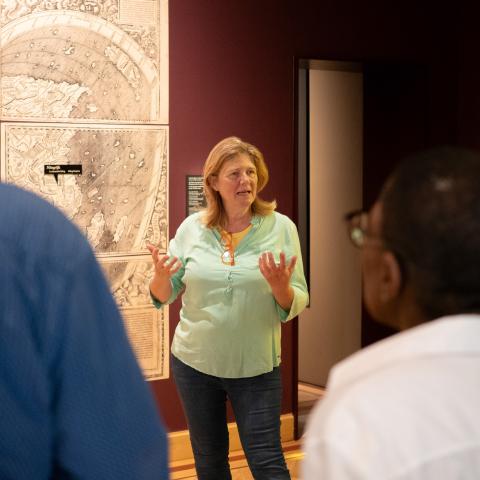 Een gids doet haar uitleg in Museum Hof van Busleyden